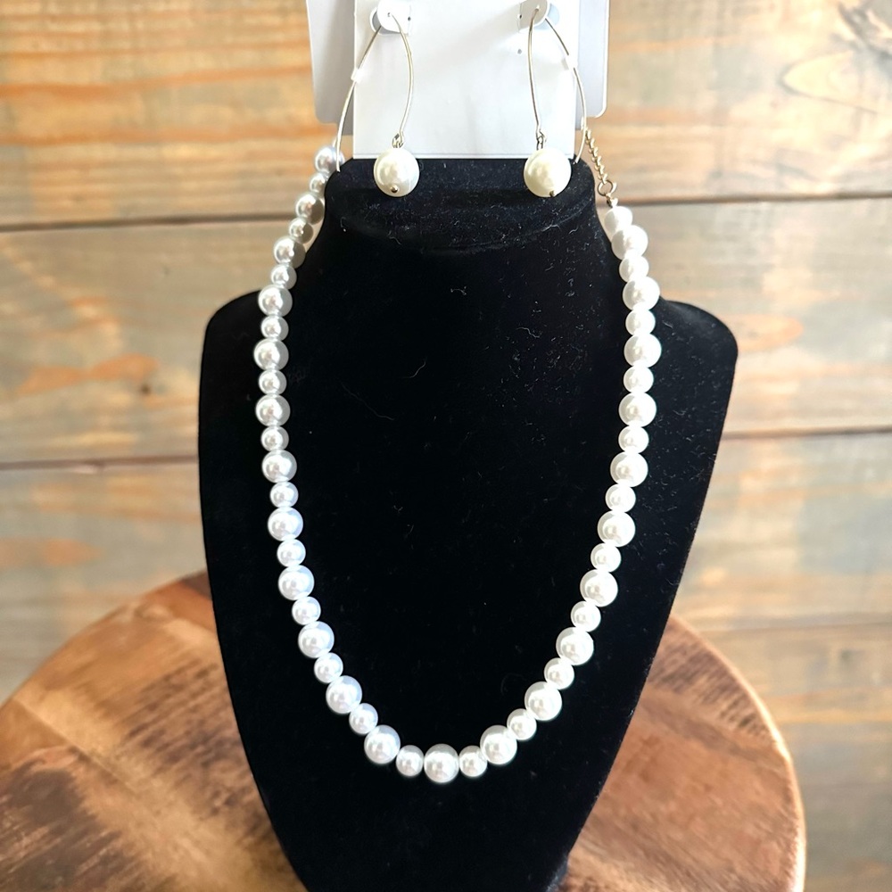 Elegant Laundry by Shelli Segal Pearl Necklace and Earring Set
